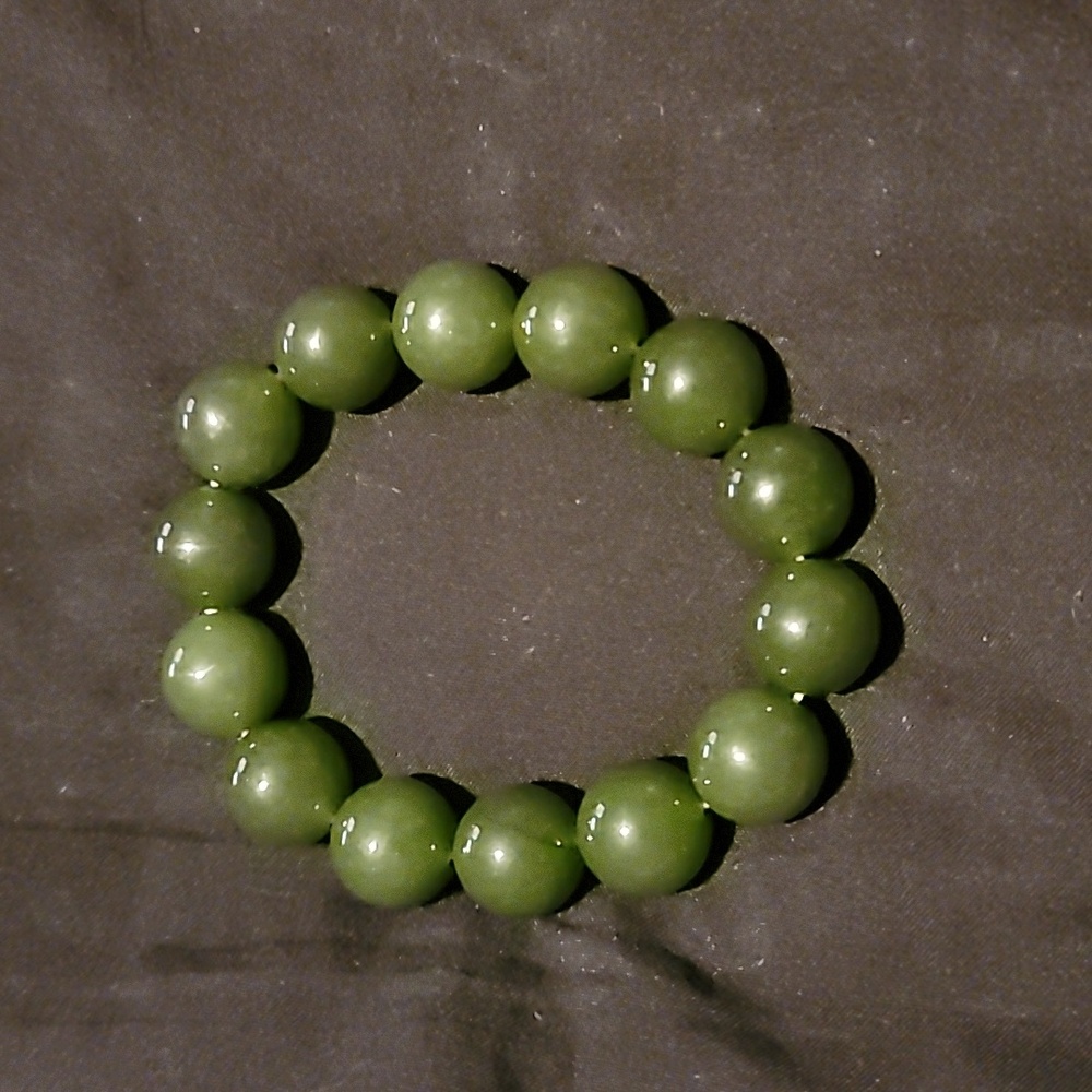 Green stone stretch bracelet
